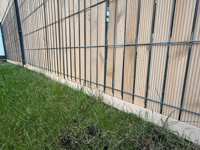 Montaż listew ryflowanych w panelu ogrodzeniowym 3D – krok po kroku